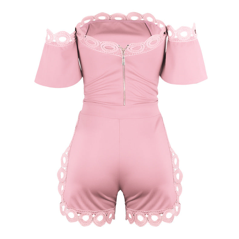 Macacão Curto Ombro a Ombro com Detalhes Vazados em Renda