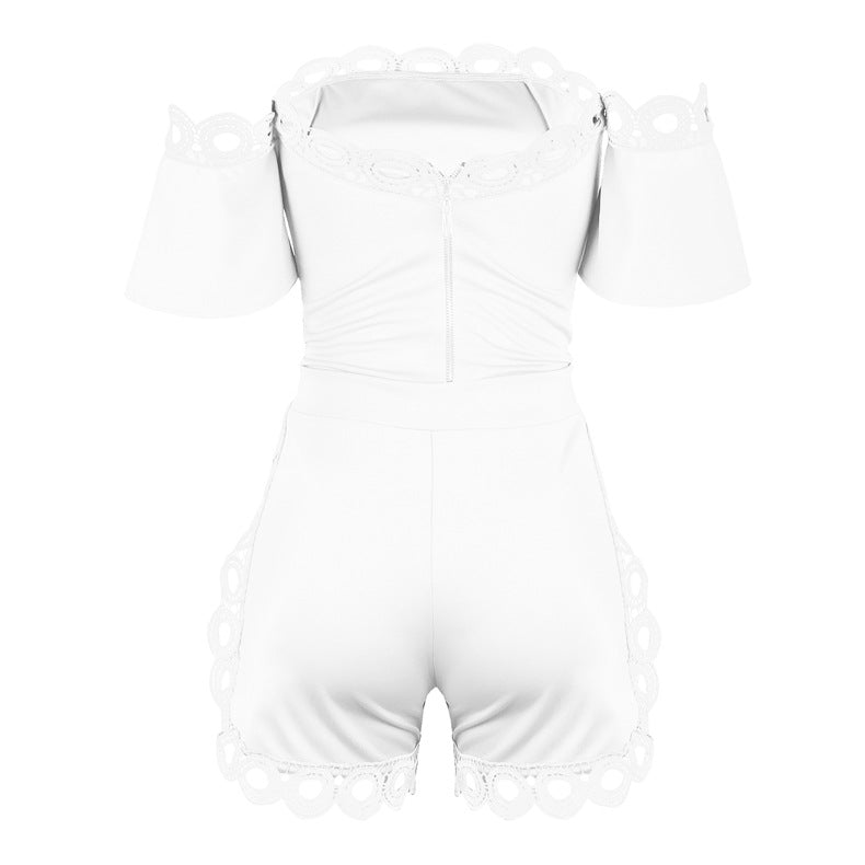 Macacão Curto Ombro a Ombro com Detalhes Vazados em Renda