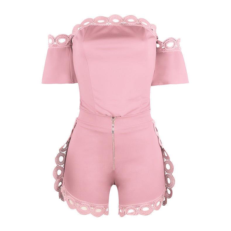 Macacão Curto Ombro a Ombro com Detalhes Vazados em Renda