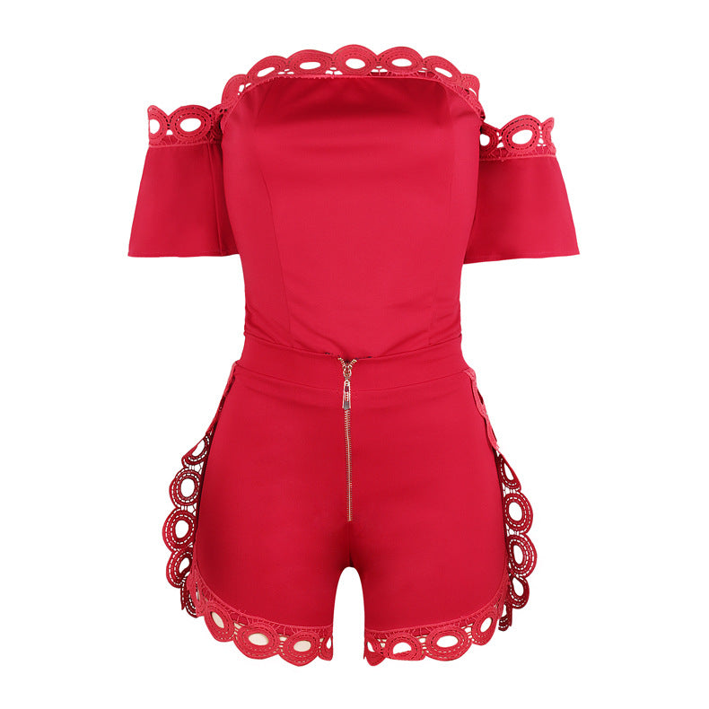 Macacão Curto Ombro a Ombro com Detalhes Vazados em Renda