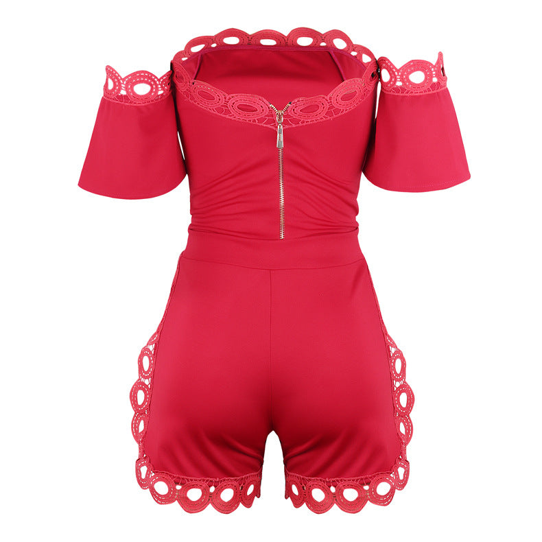 Macacão Curto Ombro a Ombro com Detalhes Vazados em Renda