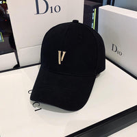 Boné Unissex Estilizado com Bordado Minimalista "V"