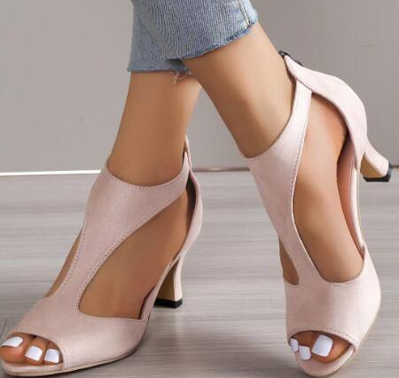 Sandália Aberta com Salto e Recortes Laterais