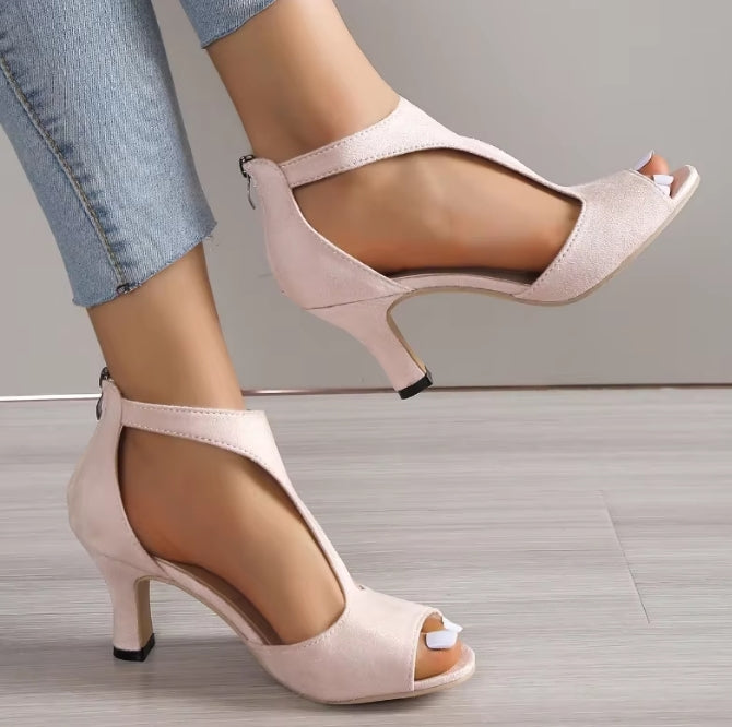 Sandália Aberta com Salto e Recortes Laterais