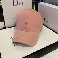 Boné Unissex Estilizado com Bordado Minimalista "V"