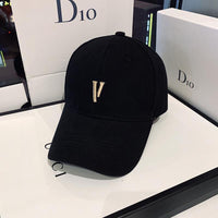 Boné Unissex Estilizado com Bordado Minimalista "V"