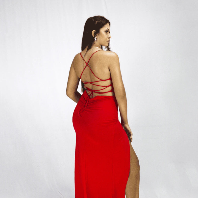 Vestido Longo Fendas Trançadas Elegante