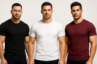 gere 3 homens musculosos usando camisetas caneladas de manga curta nas cores: preto, branco e bordô