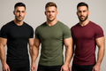 gere 3 homens musculosos usando camisetas caneladas de manga curta nas cores: preto, verde militar e bordô