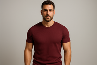 gere um homem musculoso mas não tão exagerado usando uma camiseta canelada de manga curta de cor bordô