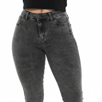 Modelo com calça jeans - detalhe da cintura