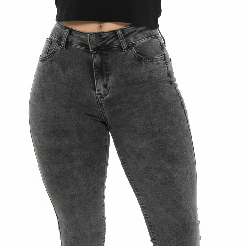 Modelo com calça jeans - detalhe da cintura