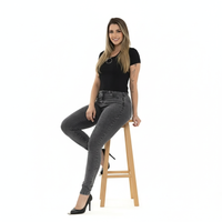 Modelo com calça jeans - pose sentada