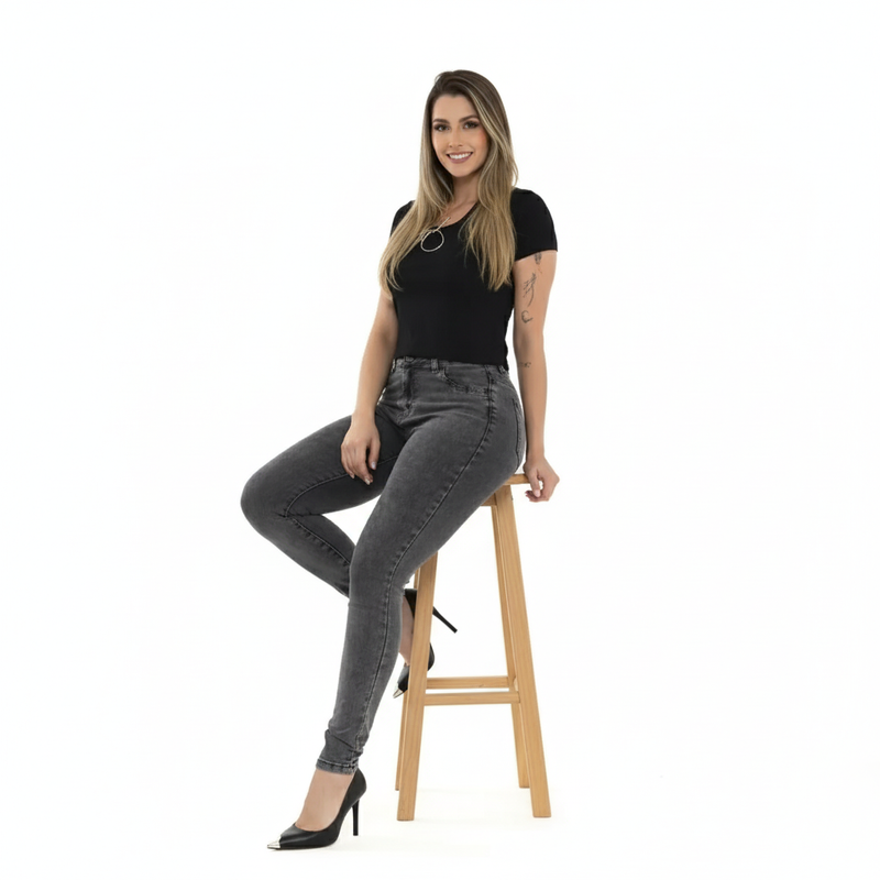 Modelo com calça jeans - pose sentada