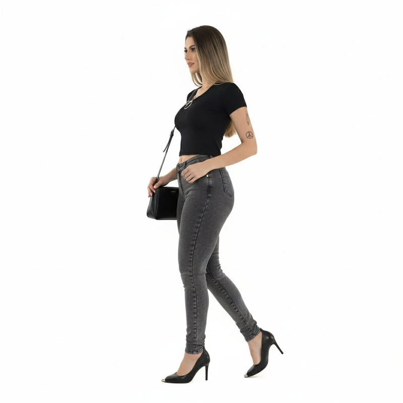 Modelo com calça jeans - vista lateral