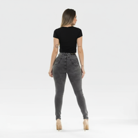 Modelo com calça jeans - vista traseira