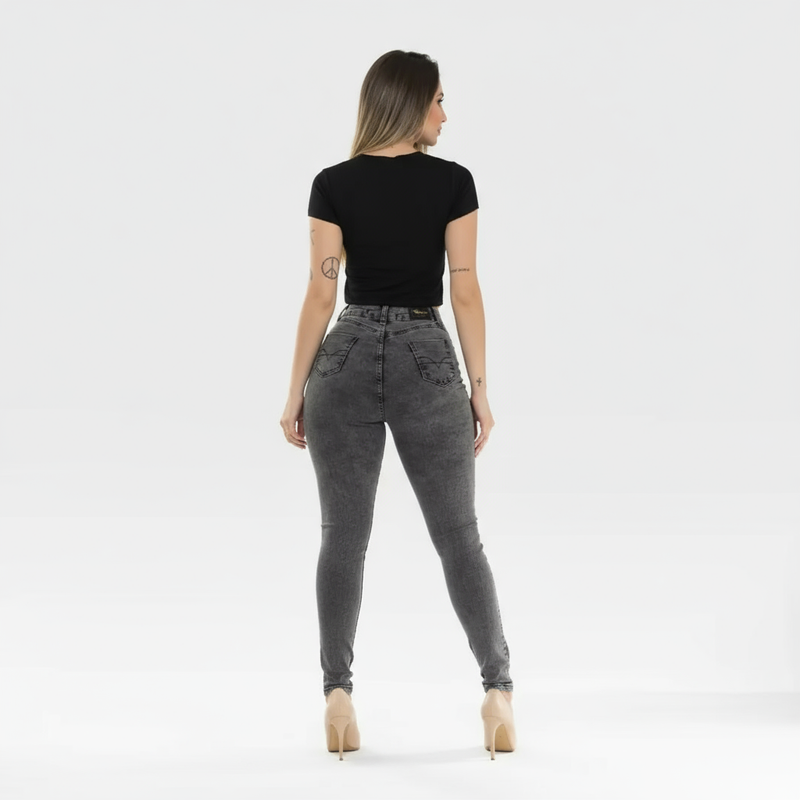 Modelo com calça jeans - vista traseira